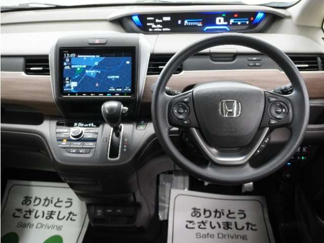 運転にかかわる様々な操作を安全に行えるように視点移動が少なく、操作性に配慮されたスイッチ類が凝縮されたコクピットです。