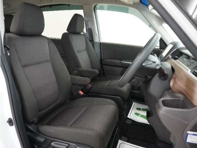 運転席のスペースはゆったりしていて、視界も広く確保されているので普段の運転からロングドライブまで快適です。