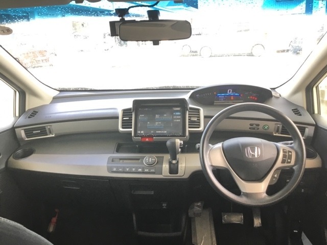 広びろとした視界が運転にゆとりを広げます。