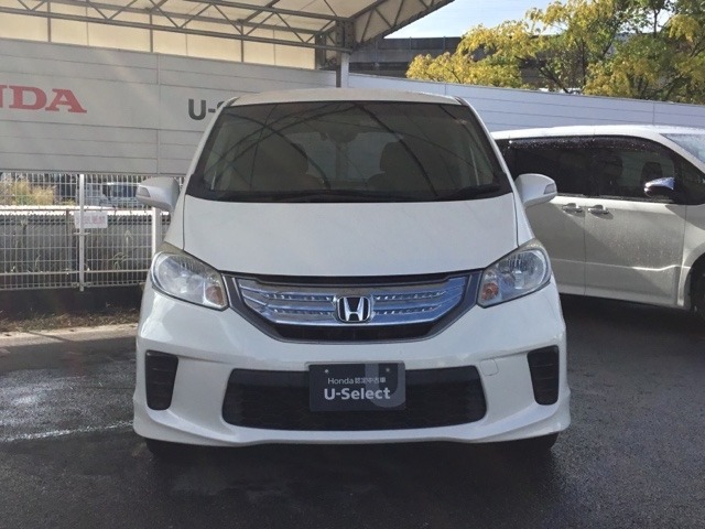 お客様に安全で快適なカーライフをお送りいただくために、中古車にも高いレベルの品質基準を設け、その基準に従って、全ての中古車について納車前整備を実施しています。