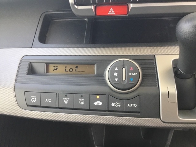 フルオートエアコンは希望の温度設定で風の温度も風量も自動調整で年中快適です。