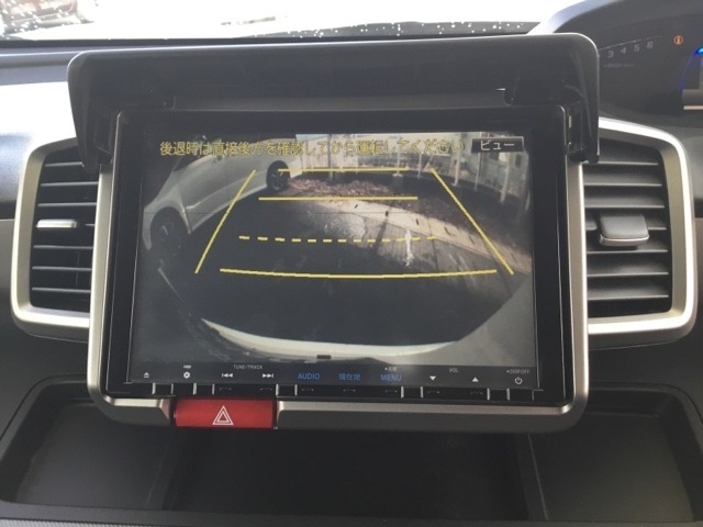 バックモニター付きで、車庫入れやバック時の後方確認をサポート。