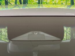 【ホンダセンシング】走行中に前方の車両等を認識し、衝突しそうな時は警報とブレーキで衝突回避と被害軽減をアシスト。より安全にドライブをお楽しみいただけます。