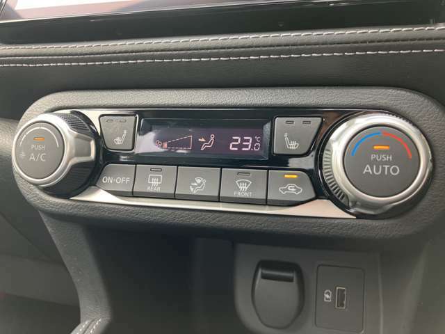 オゾンセーフフルオートエアコン（プッシュ式、デジタル表示）で車内はいつも快適です