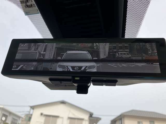 インテリジェント ルームミラー（ スマートミラー）は車両後方にあるカメラの映像をルームミラーに映し出すので、乗員やヘッドレスト、積載物などで、視界さえぎられる事なく後方視界を確認出来ます。
