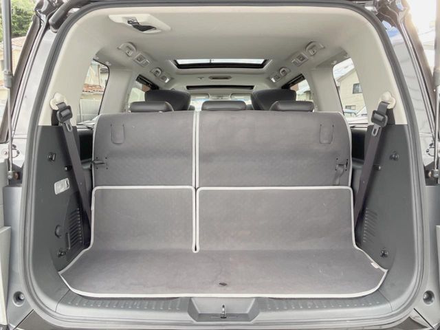 普段のお買い物や通勤、送迎等に十分な荷室スペースを確保しております。セカンドシートを倒すと、大きな荷物の積載も可能です♪