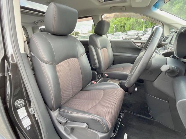 運転席シート廻りは使用感も少なく、良好な状態となっています。前オーナー様が丁寧に使っていたことがよくわかりますね。