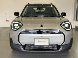 MINIのフロントグリルのデザインはイギリスで生まれた当初から、シルバーのサイドバーが折り重なった伝統的なデザインで御座います。その伝統はBMWのお車になってからでも少しずつ形を変えて守られております