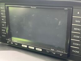 【純正ナビ】人気の純正ナビを装備しております。ナビの使いやすさはもちろん、オーディオ機能も充実！キャンプや旅行はもちろん、通勤や買い物など普段のドライブも楽しくなるはず♪