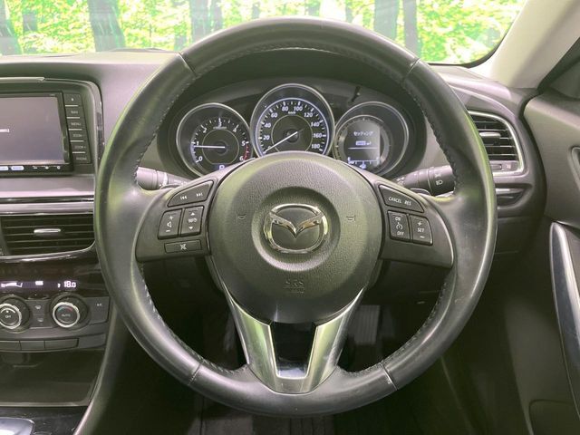 【純正革巻きステアリング】上質な革を使用することで、手にしっかり馴染みとても運転しやすいハンドルです♪
