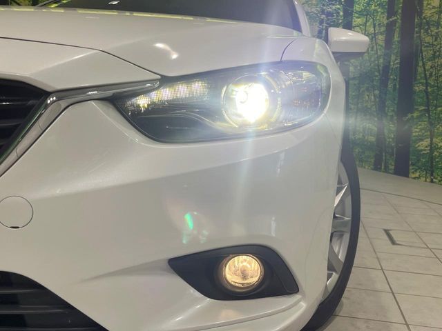 【LEDヘッドライト】悪天候や夜間走行時も良好な視界を確保し安心して運転できる高輝度LEDヘッドライトを装備！点灯速度が早く、消費電力も抑えられています。