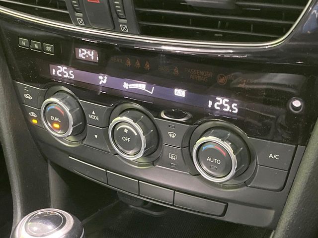 【左右独立型フルオートエアコン】運転席と助手席でそれぞれお好みの温度に設定可能。同乗者にも配慮した、快適な空調をお届け致します。