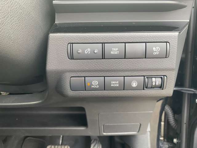 ダッシュボード右下には、タイマー充電スイッチとメーター内トリップリセットスイッチ.メーター内明るさ調整スイッチ・ハンドル支援スイッチ・Dモードスイッチ・オートホールドキャンセルスイッチが並んでます。
