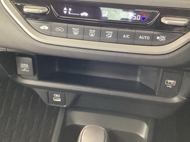 ソケット類も充実☆対応のケーブルがあれば車内でスマホなどの充電が可能です☆
