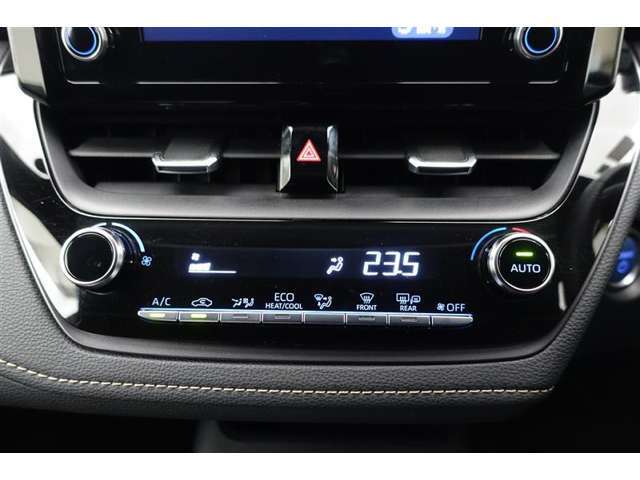 エアコンはオートタイプが装着済みです！オートモードにしておけば、車内温度を設定するだけで風の料や吹き出し口の切り替えを機械が行ってくれます！一年中快適な環境を作れますよ♪