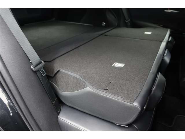 セカンドシートを倒した状態です。セカンドシートは独立可倒、荷物に合わせてラゲッジスペースをアレンジできます。