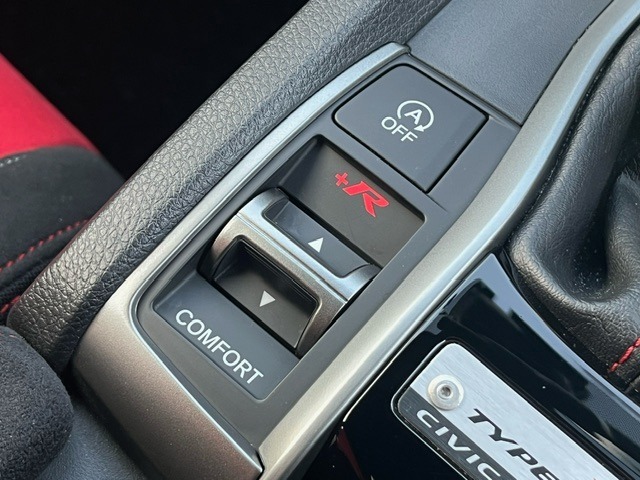 【ドライブモードスイッチ】走行シーンやドライバーの気分に合わせて選べる3つのドライブモードを設定できます。