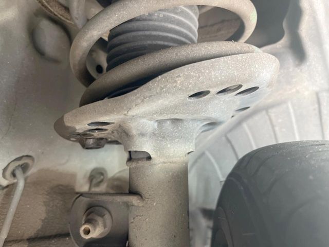 お車を安心してお乗りいただく為には、足回りの定期点検が欠かせません。サービスサポート（有償保証）では無料点検もご提供しており、安心のカーライフをお過ごしいただけるサポート体制が整っています。