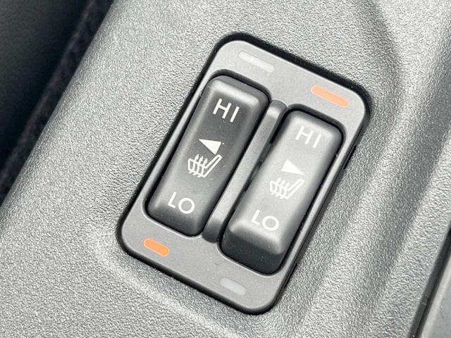 【シートヒーター】寒い日に重宝するシートヒーター！エアコンより早く温まってくれるので寒がりの人も安心ですね♪エアコンの温風は乾燥するから苦手、という方にもをおすすめです。