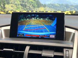 【バックカメラ】駐車時に後方がリアルタイム映像で確認できます。大型商業施設や立体駐車場での駐車時や、夜間のバック時に大活躍！運転スキルに関わらず、今や必須となった装備のひとつです！