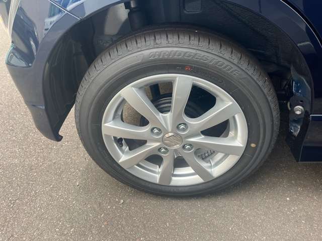 ☆お車についた傷やヘコミ、事故の修理もハヤシにお任せください。自社鈑金工場で修理ができますの安心です☆