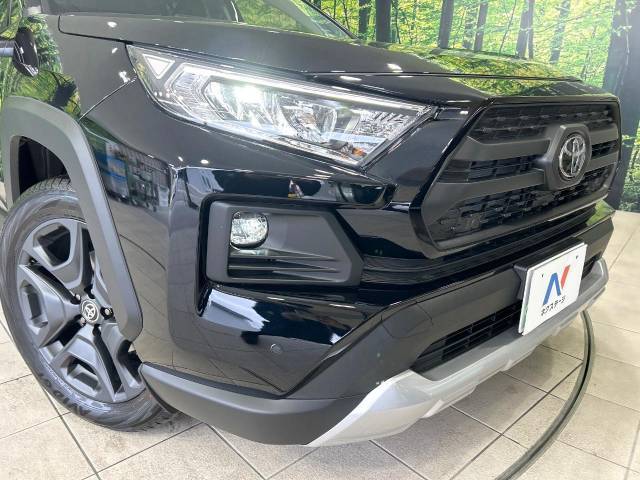 【LEDヘッドライト】悪天候や夜間走行時も良好な視界を確保し安心して運転できる高輝度LEDヘッドライトを装備！点灯速度が早く、消費電力も抑えられています。