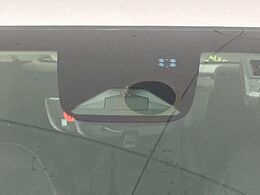 【ホンダセンシング】走行中に前方の車両等を認識し、衝突しそうな時は警報とブレーキで衝突回避と被害軽減をアシスト。より安全にドライブをお楽しみいただけます。