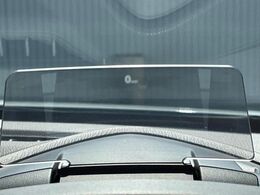 【ヘッドアップディスプレイ】現在の速度や走行情報をデジタル表示で運転席前方のガラスに投影！運転中、目線をずらさず必要な情報を確認できるのでとっても便利で安心！