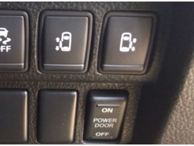 【両側パワースライドドア】両側がパワースライドドアになっており、運転席のスイッチやスマートキーでも開閉が可能です！開口部も広いので乗り降りも楽々♪