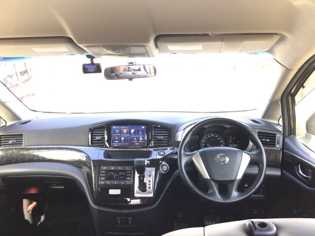 【前方視界】開放的な前方視界！運転がしやすく疲れにくいです♪窓が大きく、見通しがとっても良いおクルマですよ♪