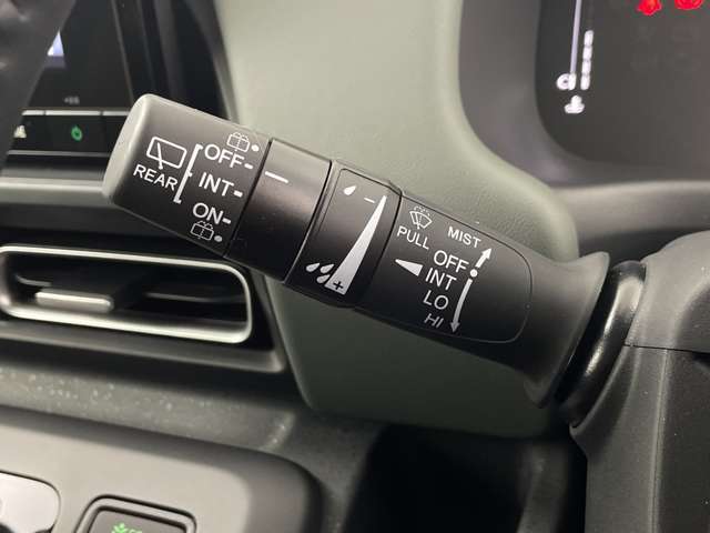【運転席操作部】『運転席周辺の装備』の画像になります。快適なドライブを楽しむための機能が装備されています！運転席から触れるので使いやすいです！