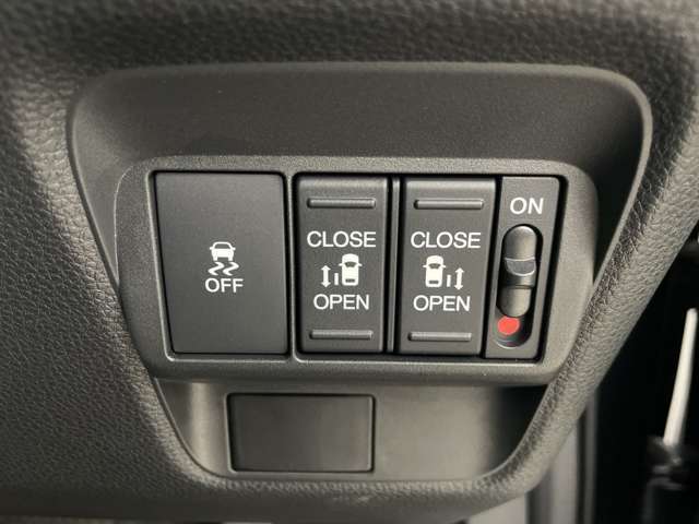 【運転席操作部】『運転席周辺の装備』の画像になります。快適なドライブを楽しむための機能が装備されています！運転席から触れるので使いやすいです！