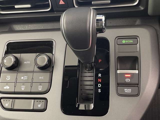 【シフトレバー】『シフトレバー』の画像になります。写真の内容に関してご不明点、ご質問等がございましたらお気軽にガリバー店舗までお問い合わせください。