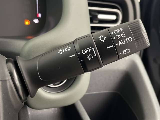 【運転席操作部】『運転席周辺の装備』の画像になります。快適なドライブを楽しむための機能が装備されています！運転席から触れるので使いやすいです！