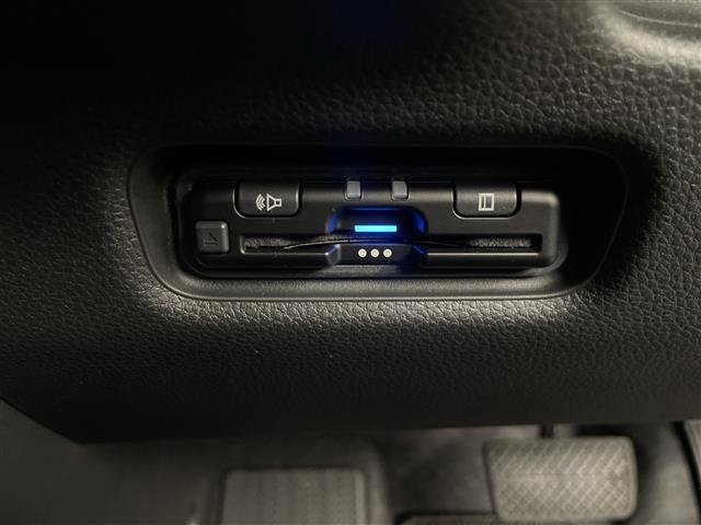 【ETC】有料道路を利用する際に料金所で停止することなく通過できる、ETC車載器（ノンストップ自動料金収受システム機器）が装備されています。セットアップを行うことで利用可能になります。