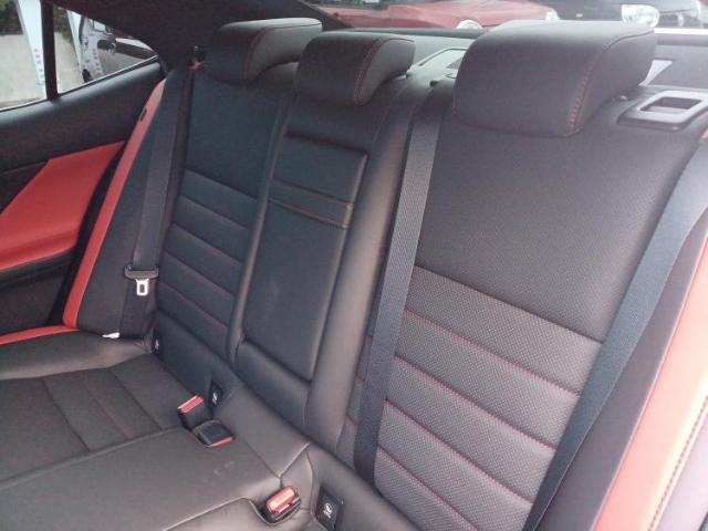 WECARSでは各商談席に大型モニターをご用意しております！見やすい大画面でゆったりと全国の在庫をご覧いただけます！是非ご来店お待ちしております！