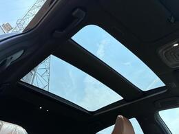 メーカーオプションのパノラマルーフ装備☆高級車やSUV車など幅広く好まれるメーカーオプション装備の一つ☆車内に自然光の明るさを取り入れることができ、とても暖かく春先などには重宝します☆