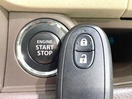 【キーレススタートシステム】カバンやポケットに入れたままでもドアの施錠・解錠が可能なスマートキーを装備。エンジンのオン・オフ時もカギを取り出す必要が無いからとっても便利です♪