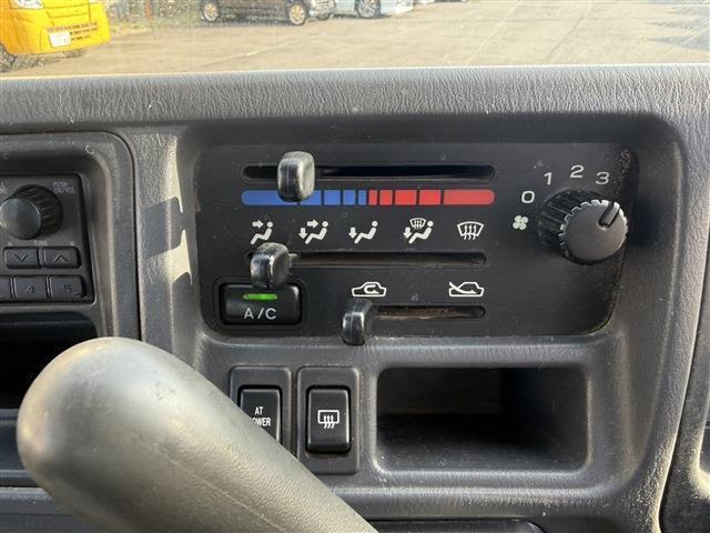 ☆内装クリーニング作業はシミやニオイなど根源からキレイにします。新品とまではいきませんが、最善の状態まで復元することが可能です！☆