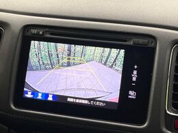 【バックカメラ】駐車時に後方がリアルタイム映像で確認できます。大型商業施設や立体駐車場での駐車時や、夜間のバック時に大活躍！運転スキルに関わらず、今や必須となった装備のひとつです！