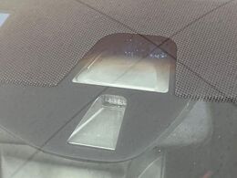 【ホンダセンシング】走行中に前方の車両等を認識し、衝突しそうな時は警報とブレーキで衝突回避と被害軽減をアシスト。より安全にドライブをお楽しみいただけます。