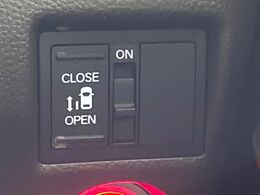 【パワースライドドア】スマートキーや運転席のスイッチでスライドドアの開閉が可能♪電動だから力を入れてドアを開ける必要が無く、小さいお子様でも、重い荷物を持っている時もラクに開け閉めできます♪