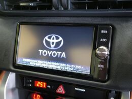 【純正ナビ】人気の純正ナビを装備しております。ナビの使いやすさはもちろん、オーディオ機能も充実！キャンプや旅行はもちろん、通勤や買い物など普段のドライブも楽しくなるはず♪