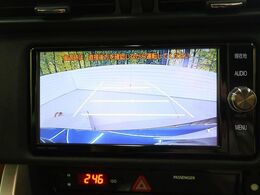 【バックカメラ】駐車時に後方がリアルタイム映像で確認できます。大型商業施設や立体駐車場での駐車時や、夜間のバック時に大活躍！運転スキルに関わらず、今や必須となった装備のひとつです！