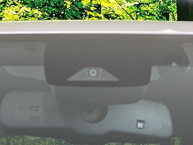 【トヨタセーフティセンス】走行中に前方の車両等を認識し、衝突しそうな時は警報とブレーキで衝突回避と被害軽減をアシスト。より安全にドライブをお楽しみいただけます。