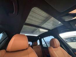 【アイポイント】アイポイントも高く見渡しの良い視界を確保しています。長距離のドライブでも疲れにくく快適に運転できます。