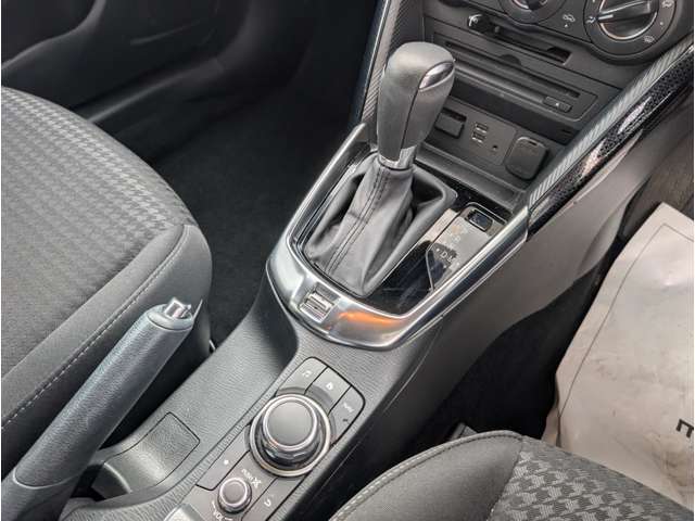 シフトレバー周辺の写真です。