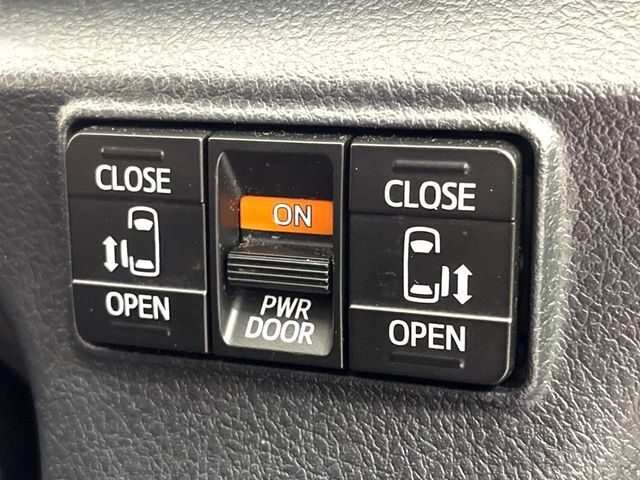 【両側パワースライドドア】スマートキーや運転席のスイッチで後席両側スライドドアの開閉が可能♪電動だから力を入れてドアを開ける必要が無く、小さなお子様でも簡単に開け閉めでき快適です♪