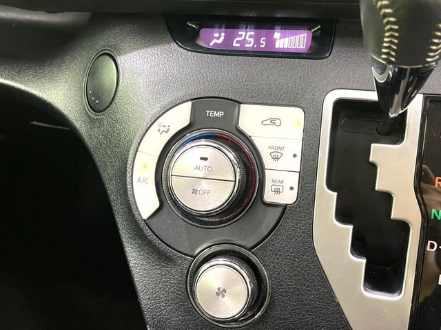【オートエアコン】一度お好みの温度に設定すれば、車内の温度を検知し風量や温度を自動で調整。暑い…寒い…と何度もスイッチ操作をする必要はありません。快適な車内空間には必須の機能ですね♪