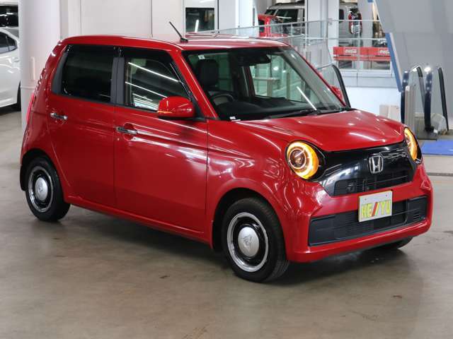雨が降ってもゆったりと車選びができる全天候型立体展示場！エスカレーター完備！